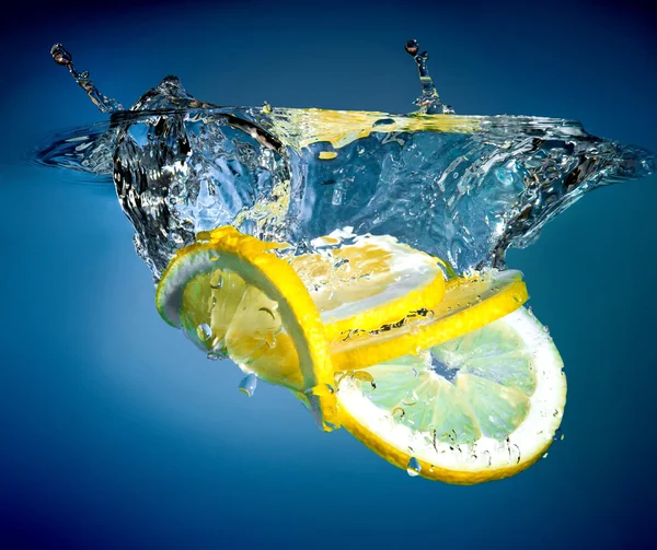 Limone in acqua — Foto Stock