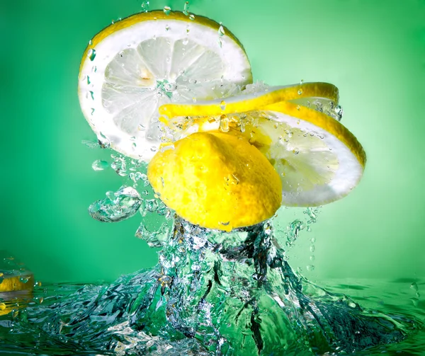 Limón en agua — Foto de Stock