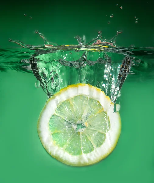 Suya limon — Stok fotoğraf