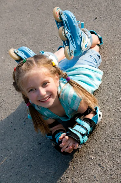 Jente på rulleskøyter – stockfoto