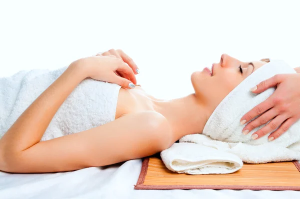 Femme recevant massage facial — Photo