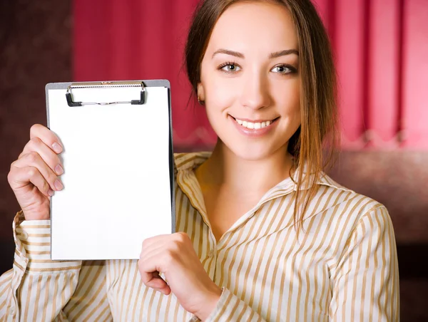 Jonge vrouw met papier voor uw tekst of afbeelding — Stockfoto