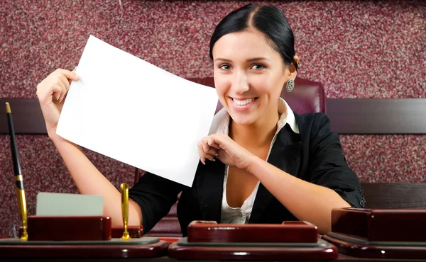 Бізнес-леді з аркушем паперу — стокове фото