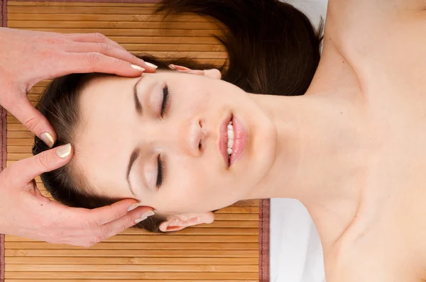 Donna che riceve massaggio facciale — Foto Stock