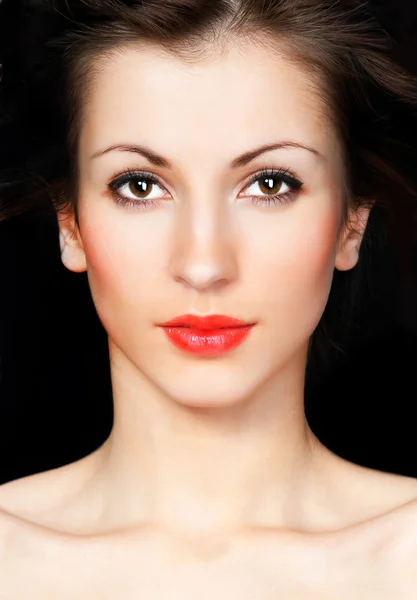 Vacker ung kvinnas ansikte — Stockfoto