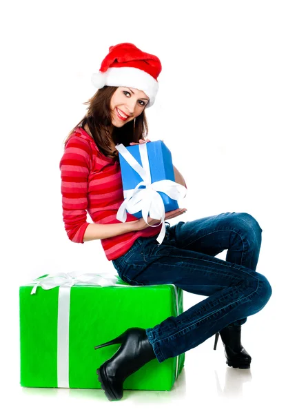 Ragazza in cappello Babbo Natale con regali — Foto Stock