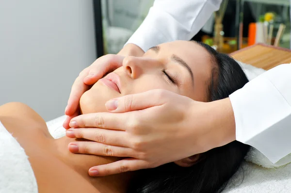 Kobieta otrzymująca masaż twarzy — Zdjęcie stockowe