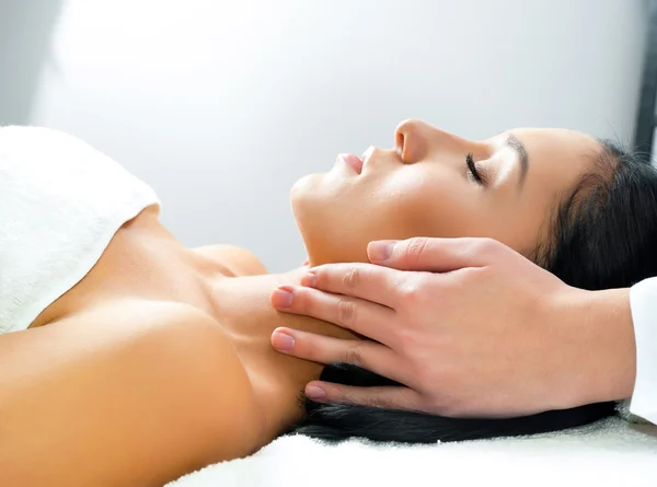 Mulher recebendo massagem facial — Fotografia de Stock