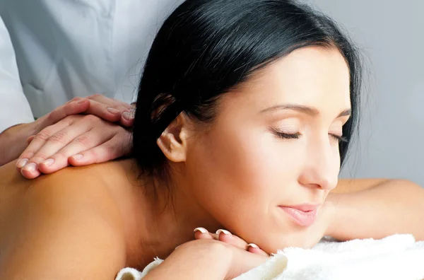 Žena dostává masáž obličeje — Stock fotografie