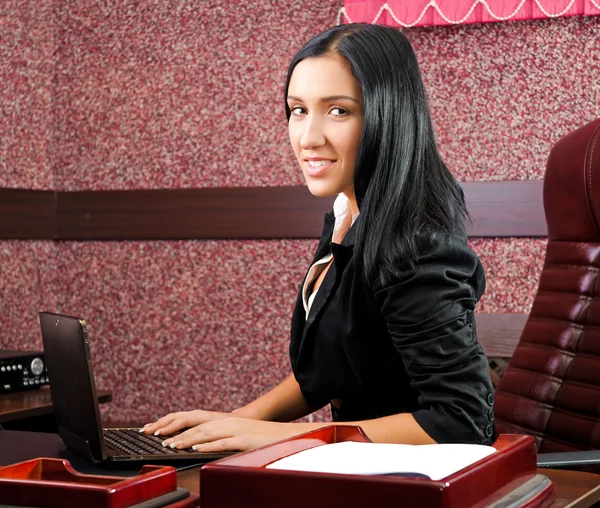 Бізнес-леді з комп'ютером — стокове фото