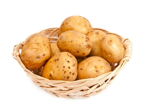 Potatis i en flätad korg — Stockfoto