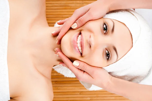 Woman receiving facial massage — Stock Photo, Image