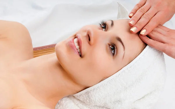 Woman receiving facial massage — Stock Photo, Image