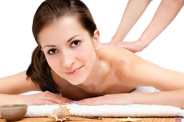 Mujer recibiendo masaje en el salón de spa — Foto de Stock