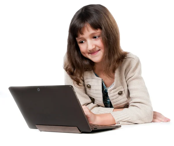 Liten flicka med en dator — Stockfoto