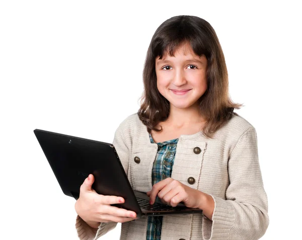Liten flicka med en dator — Stockfoto