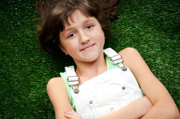在草地上微笑着的小女孩 — 图库照片
