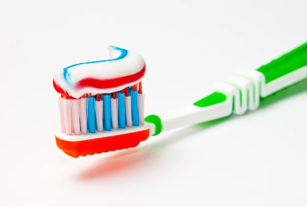 Зубная щетка с трехцветной зубной пастой — стоковое фото