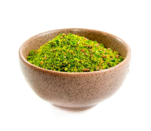 Groene kruiden in een keramische kom — Stockfoto