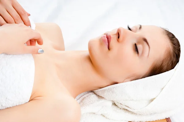 Young woman lying relaxed in the spa — Stock Photo, Image