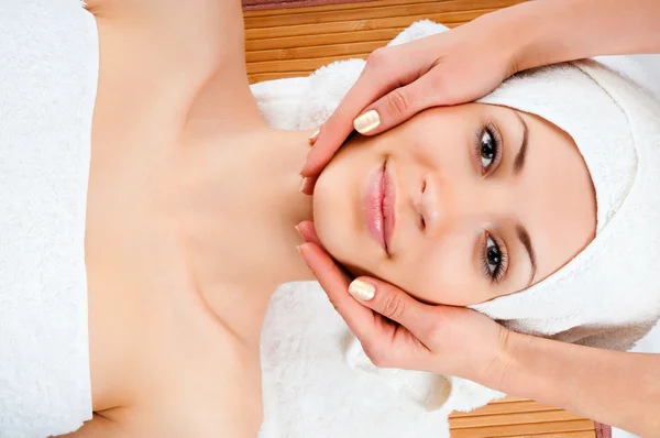 Mulher recebendo massagem facial — Fotografia de Stock