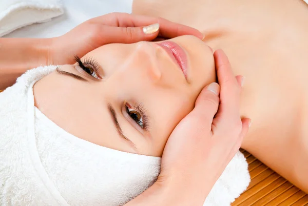 Femme recevant massage facial — Photo