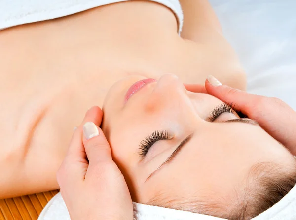 Femeie care primește masaj facial — Fotografie, imagine de stoc