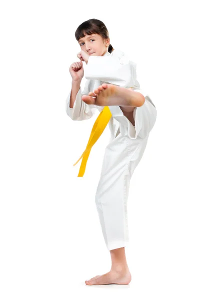 En liten jente i kimono med gult belte. – stockfoto