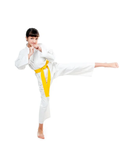 Liten flicka i en kimono med ett gult skärp — Stockfoto