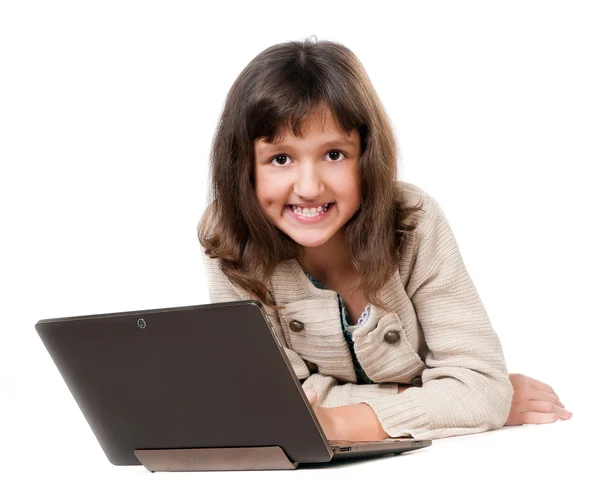 Küçük kız bir bilgisayarla senkronize edin — Stok fotoğraf