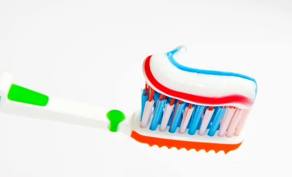 Зубная щетка с трехцветной зубной пастой — стоковое фото