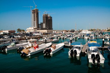 Bay yüksek binalar ve tekne ile görünüm