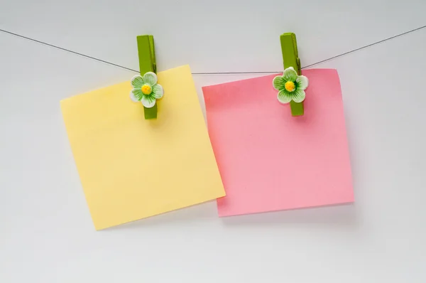 Due pezzi di carta colorati per appunti — Foto Stock