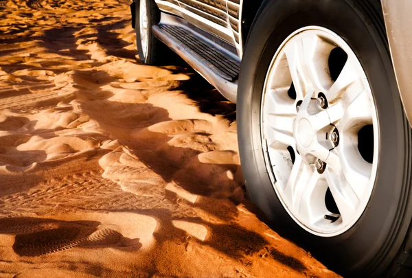 车轮在沙上的一辆车 — 图库照片