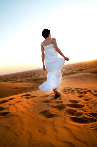 Νεαρή γυναίκα στην αμμώδη έρημο — Φωτογραφία Αρχείου