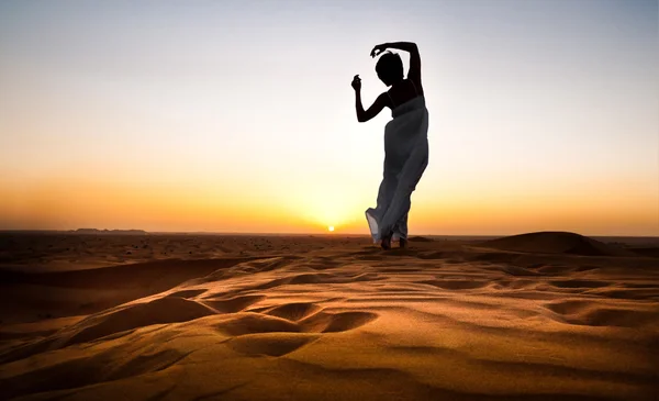 Mujer joven en el desierto de arena — Foto de Stock