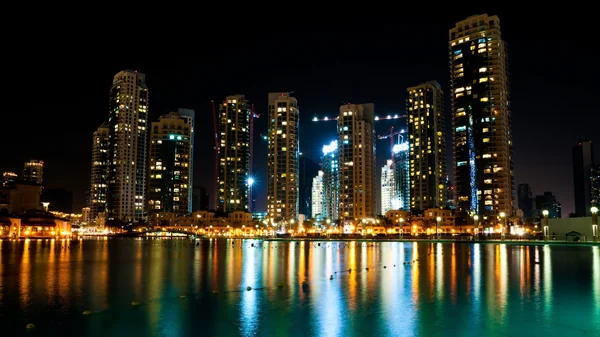 Kleurrijke nacht uitzicht op stad — Stockfoto