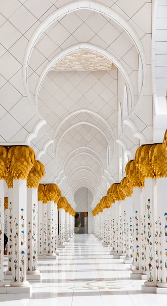 Внутренние арки в мечети — стоковое фото