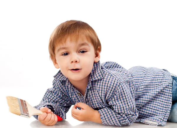 Kleiner Junge mit Pinsel — Stockfoto