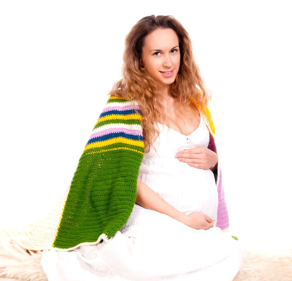 Kobieta w ciąży w białej sukience — Zdjęcie stockowe