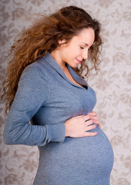 Donna incinta in abito bianco — Foto Stock