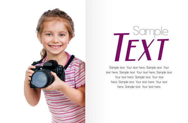 女孩用相机寻找白色空白 — 图库照片