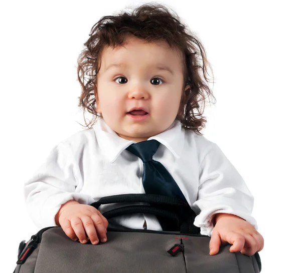 Kind in einem Geschäft mit einer Tasche bekleidet — Stockfoto