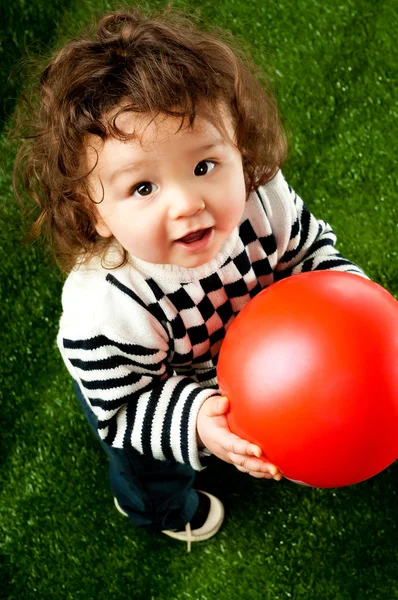 Малыш с красным шариком — стоковое фото