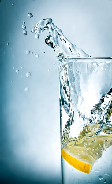 Zitronenscheibe in einem Glas Wasser — Stockfoto