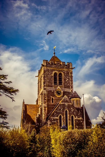 Drammatica chiesa inglese contro il cielo blu Shipbourne, Kent — Foto Stock