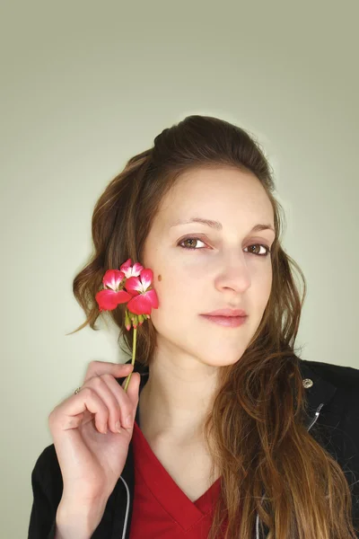 Frau zeigt eine Blume — Stockfoto