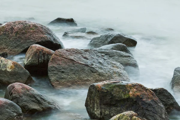Steine im Meer — Stok fotoğraf