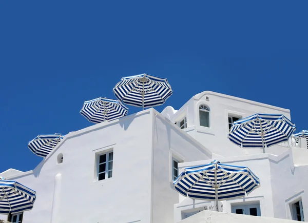Kék fehér napernyő esernyők — Stock Fotó