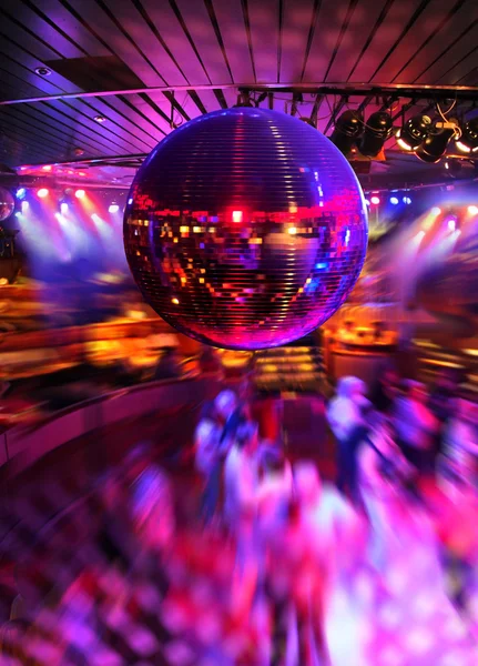 Dansen onder disco spiegel bal — Stockfoto